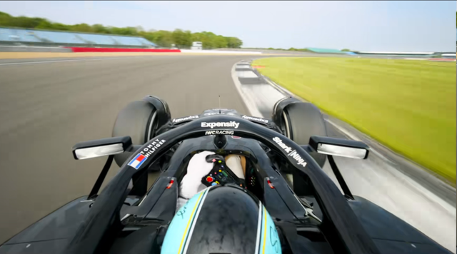 F1不只是开得快，看电影懂近千人协作，2秒换胎真震撼
