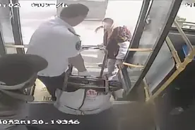 年迈老人乘车难，城阳巴士驾驶员热心帮助图片