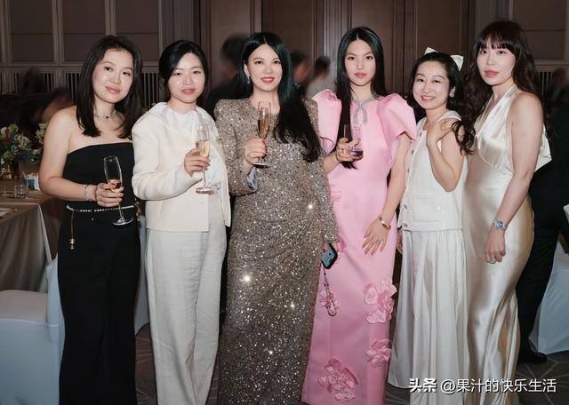 李湘瘦好多！带王诗龄哈尔滨参加活动！母女俩又瘦又薄！美出天际