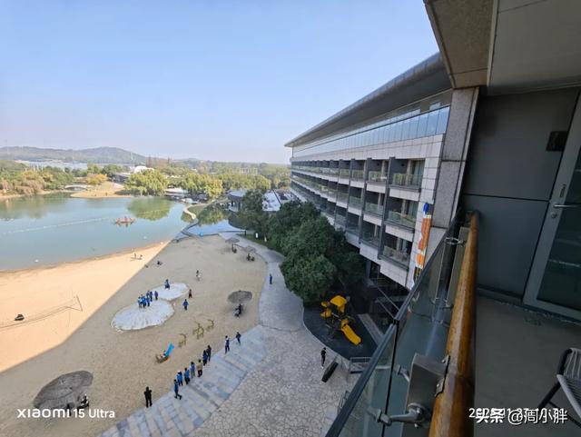 上海GateM西岸梦中心，为开封滨湖商业提供了湖畔松弛感的参考