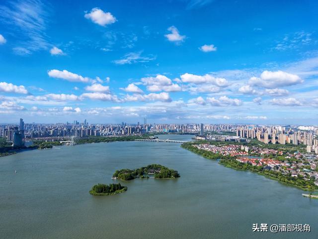 蓝天白云下的无锡蠡湖，浪漫如诗，心随浪逐，梦与湖共舞。