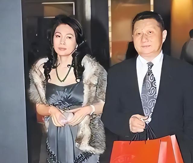 包养情人无数，娶初中同学女儿为妻，玩老婆闺蜜，嗜色如命的富豪