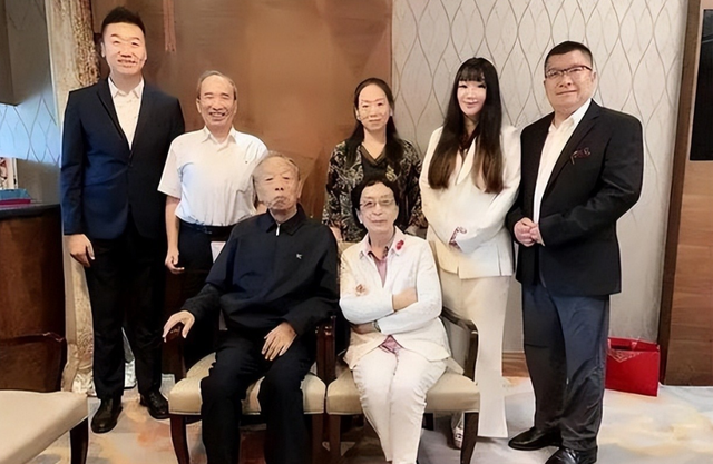 他是前外交部部长之子，娶了阎维文女儿，却选择独自创业自力更生