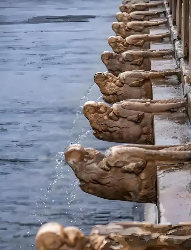 北京今日持续降雨，故宫再现“千龙吐水”盛景。