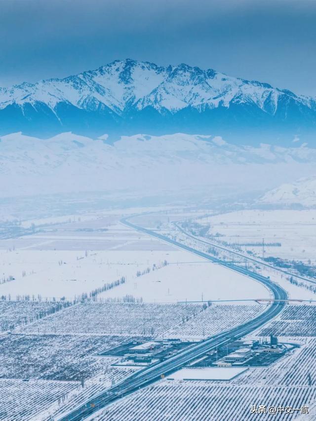 沿着高速,邂逅天山南北的绝色风光