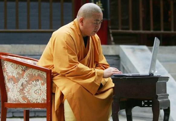 王岳伦没想到，自己风光无限的前妻李湘，17年前和释永信相谈甚欢