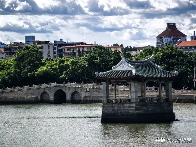 我看到以国家的名义纪念一个人！在一个从小学中学上到大学的村子