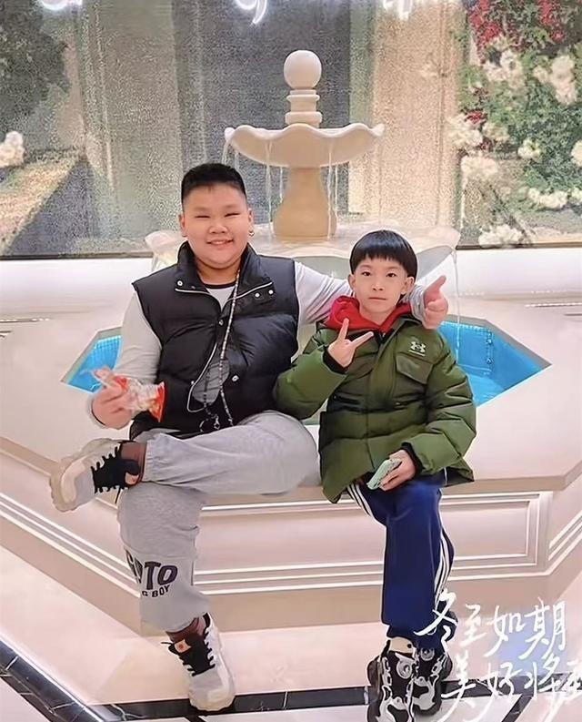 郭汾阳和社会朋友合影	，气场全开，小时候可爱，长大后初现霸总范