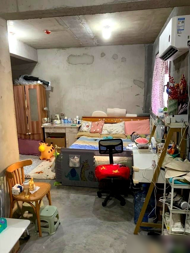 上海一三口之家，因入住毛坯房走红，几乎没装修，却无一丝穷酸气
