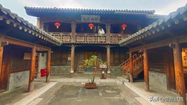 #“我的铁路风景”故事汇##火车和秋天同框# 金秋全域特色线路丨“陇原秋韵”诗画之旅