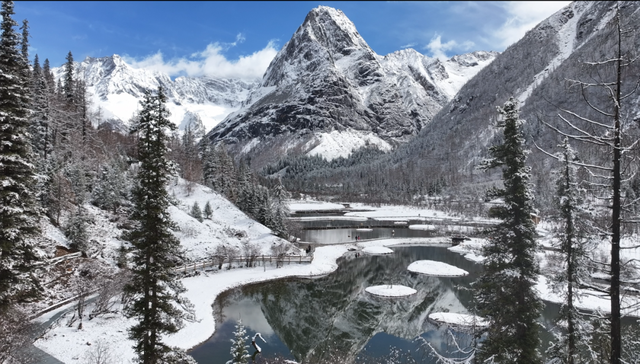 卸下秋的绚烂，赴一场四姑娘山初冬银装素裹的浪漫