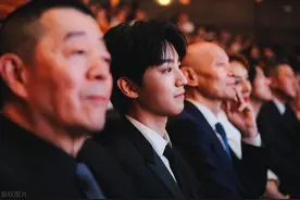 不是吧！王俊凯新片惨遭撤档，21岁被打压，只因拒绝这位女大佬？图片