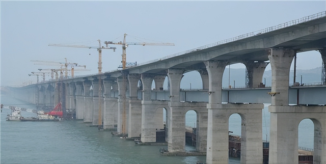 距台湾仅126公里！这座花百亿，四万人修建的大桥有何战略价值？