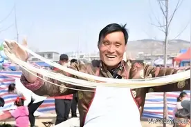 拉面哥人设崩塌，“费县秋月梨带渣”引家乡果农震怒，评论区沦陷图片