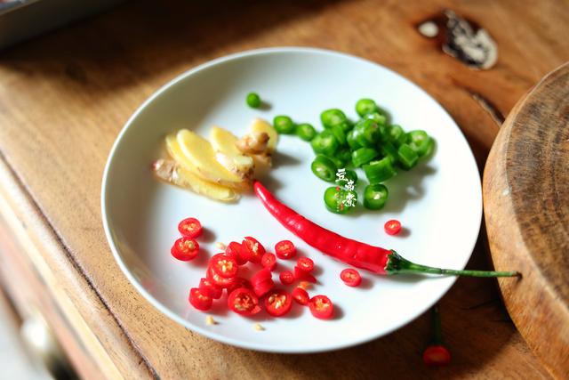 清蒸鱼要好吃，必须具备色香味，也就是一造型、二食欲、三味道