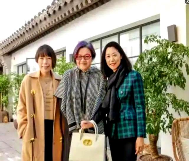 陈凯歌前妻洪晃京郊院子曝光，百平空地长草，网友：哪像名门小院