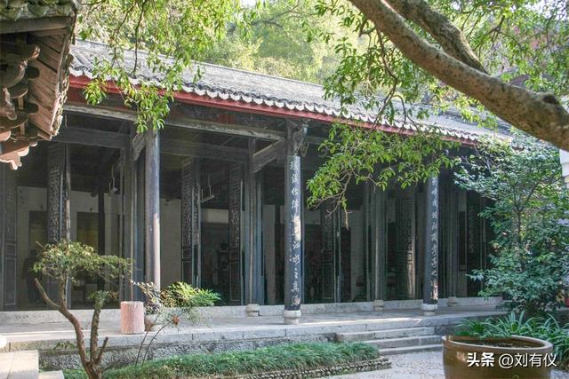 人生不仅只有一种活法，我选择走遍四海八荒，哪怕没有归路