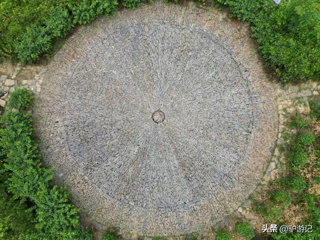 雨补鲁，天坑里的600年古村落，至今仅有一条路进出！