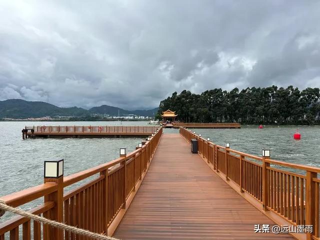 假日徒步，走昆明滇池草海之开合浮桥、雨中打卡新晋网红地，休闲