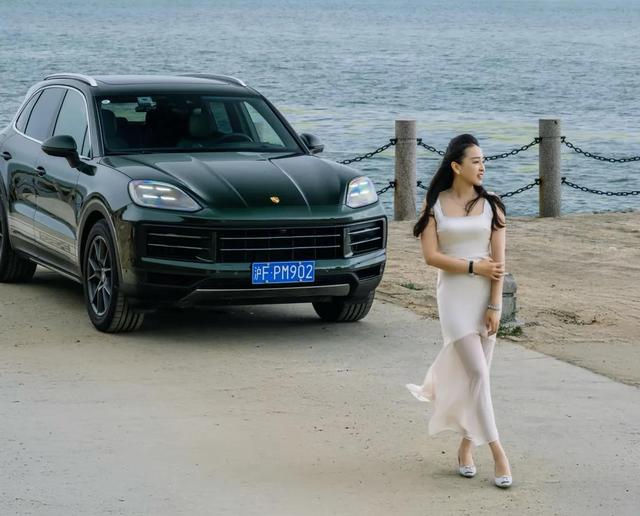 青岛保时捷销冠牟倩文,身穿白裙海边漫步,美得太惊艳!