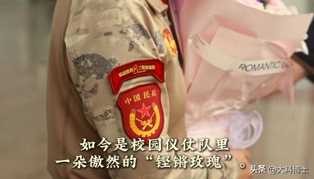 河南大学生从阅兵场归校，获隆重迎接，老师让她走前面，被逗笑了