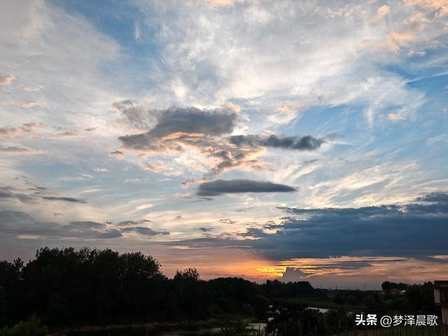 湖北云梦：天工挥彩绘就"霞光巨人"奇观
