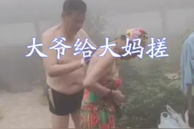 不忍直视！某地一温泉变成“澡堂子”，大爷大妈互相搓澡旁若无人图片