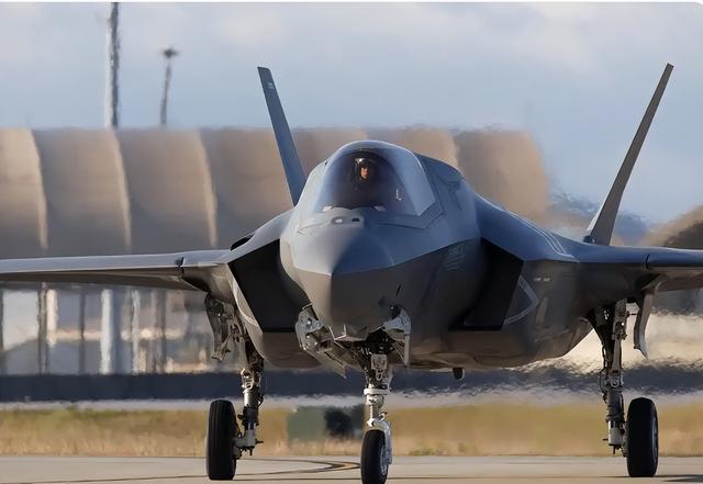 南海半天摔2架！美军今年已12起A级事故，尼米兹号恐撑不到退役