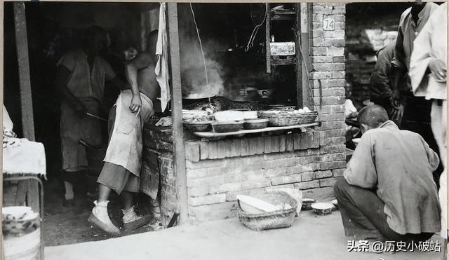 民国老照片：戴笠与儿子、弟弟合影；航拍下的北京；青年毛泽东