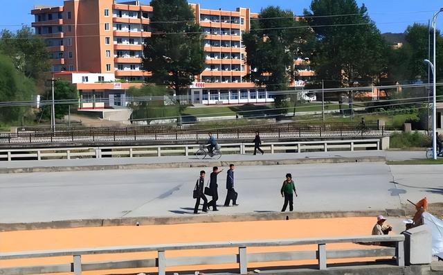 在金正恩的治理下，带十万元人民币去朝鲜生活，能成为土豪吗？