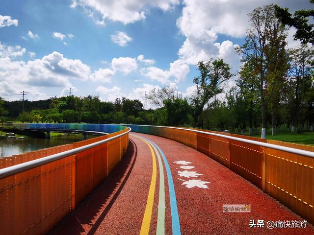 这座自贡宝藏公园不仅有水上玻璃栈道，更有“水帘长廊”瀑布！