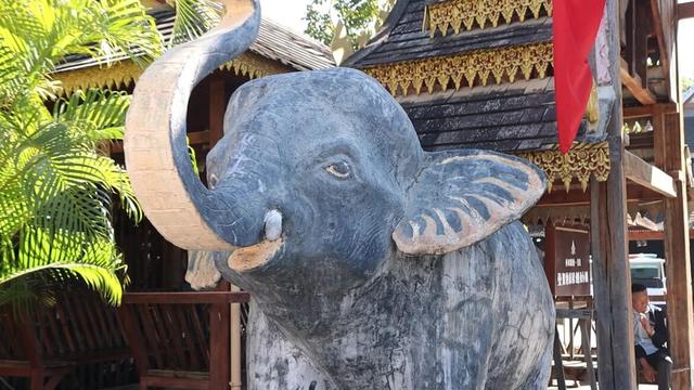 云南边境西双版纳，真正的千年古寨，当地村民还住在吊脚楼中