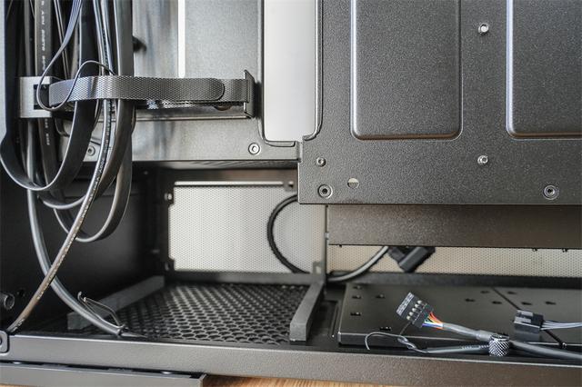 自带屏幕的主机—联力207D+9950X3D+ROG B850-F+索泰5070Ti装机