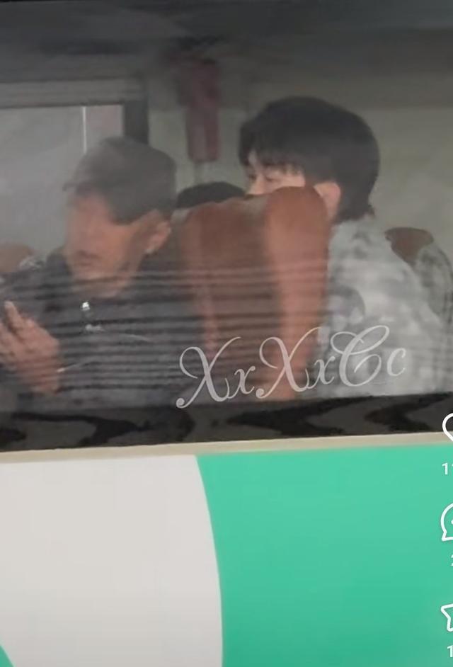 国乒抵达成都，孙颖莎等行李，王楚钦肖导聊的开心	，邱导也跟赛了