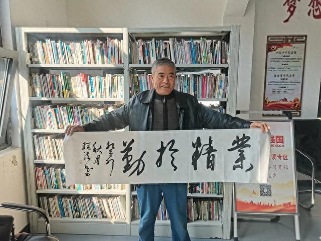 重阳佳节将来临 创作墨宝送老人