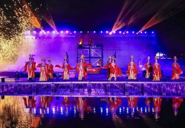 中秋国庆彩灯游园会限定表演！场场精彩～前方有欢乐因子正在释放！