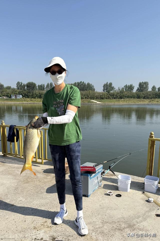 64岁郎平与74岁老公北京钓鱼 晚年生活很充实 钓上来的鱼 大得离谱