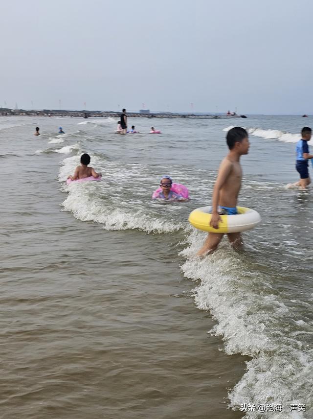 海边听涛，涛声依旧在，故人依旧在，浪声依旧在，只是游人归
