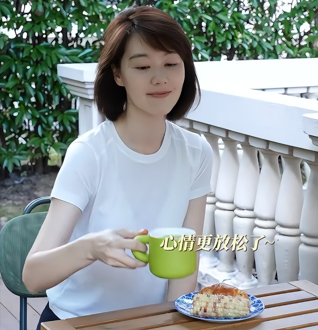 私生活混乱？遭央视“开除”？被传和小尼结婚的她，如今怎么样了