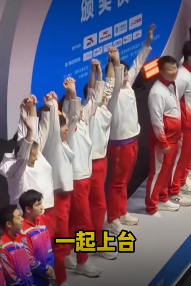 北京战胜上海队夺冠！没想到领奖台王楚钦出洋相，马龙提醒真及时