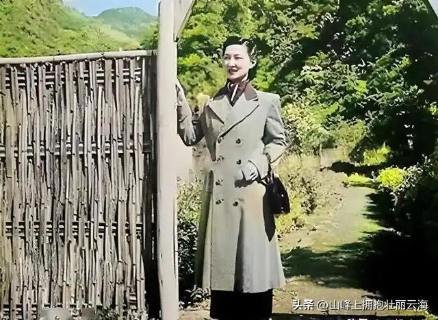 张学良痴迷一生的赵一荻有多美？16岁时在香山留影，美若天仙！