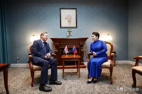 50岁蒙古女外长爆火！穿蓝袍接待卡梅伦，冻龄美人，明星脸太耀眼图片