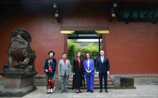 被西班牙王后惊艳了！4天6套Look，从成都美到北京