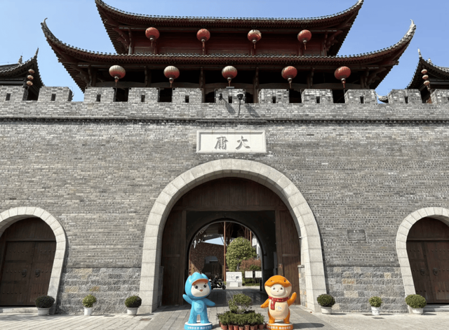 文旅项目陷“倒闭潮”，花20亿打造的古城，游客不买账亏损超10亿