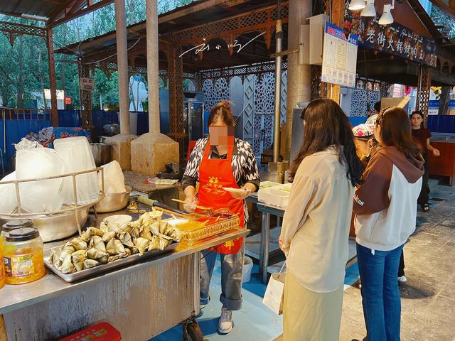 新疆阿克苏“最热闹”夜市：人气特别旺，为何游客感觉名不副实？