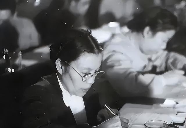 她是副总理之女，联系父亲生前好友却遭嫌弃，苦笑：他们都讨厌我