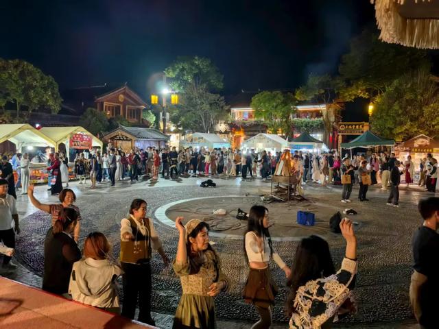 丽江束河古镇篝火晚会打跳：夜幕下的民族欢歌，点燃旅途激情