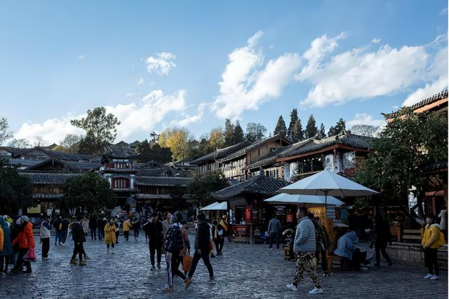 北京一家来云南	，吃菌火锅喝茅台，买单时惊呼：云南人真实在