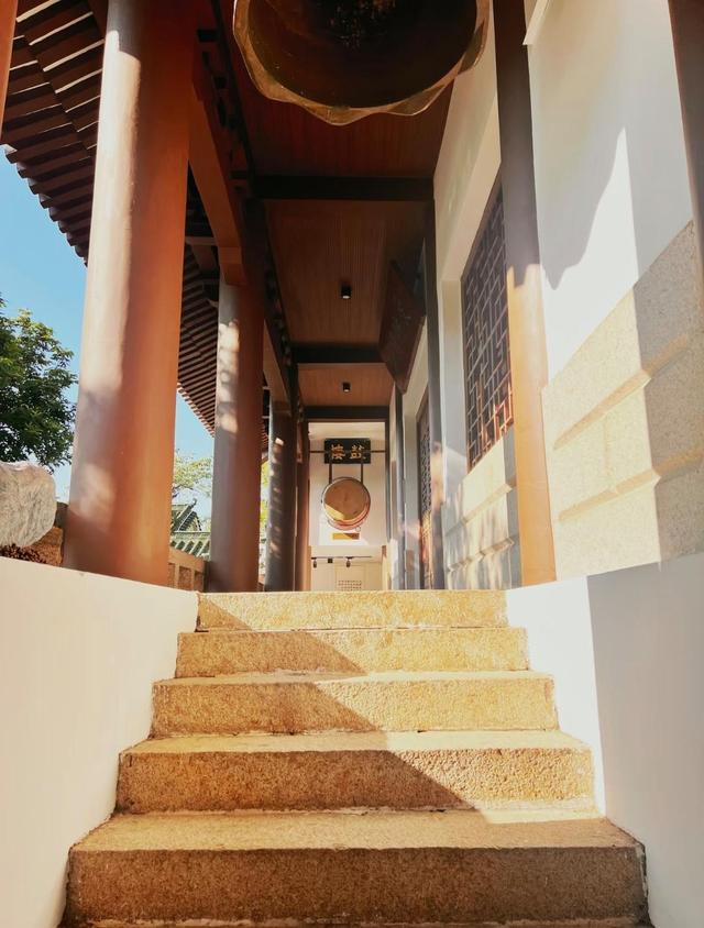 厦门鸿山书院，地处鸿山公园半山腰，依山傍海，可俯瞰鼓浪屿