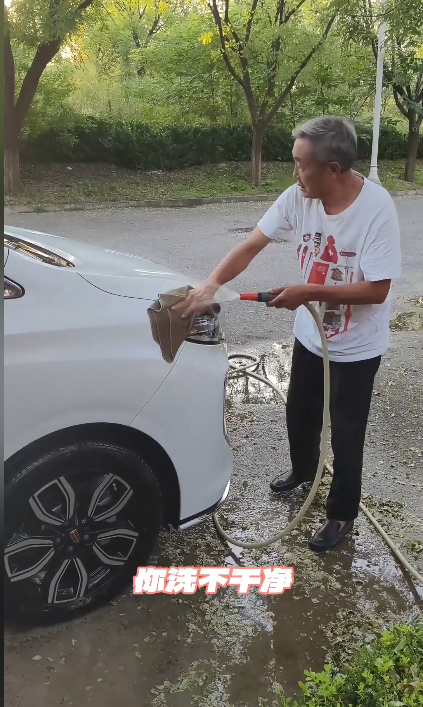 别作了！杜源住别墅开40万车，徒手洗车闪伤腰，只为省20块洗车钱